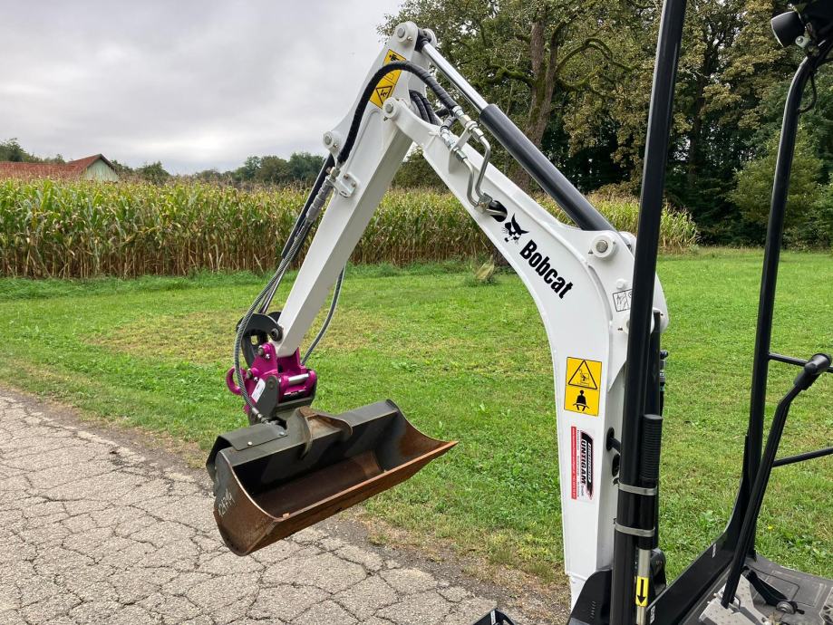 Mini-Pelle Bobcat E17 – 2022 – 1,7T – Compacte, Réglable, 3 Godets
