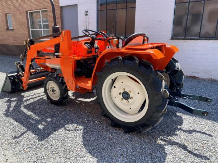 Micro-tracteur Kubota B1600D – 20 cv – 4 roues motrices – Chargeur neuf inclus