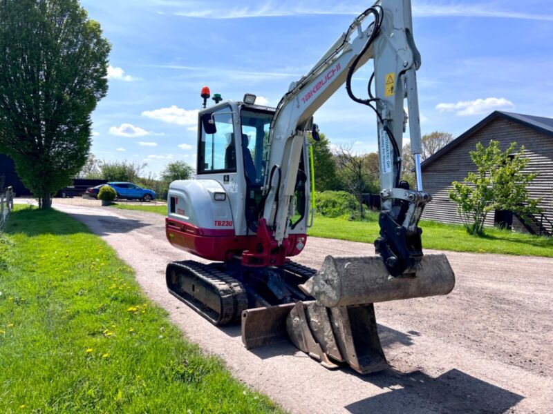 Équipement compact Takeuchi TB230 – 2018