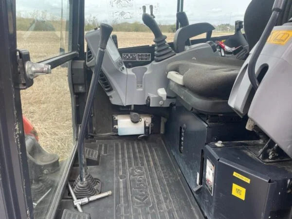 Mini-Pelle Kubota U27-4 – 2018 – 2,7T – Attache Rotative, Cabine Chauffée, 3 Godets